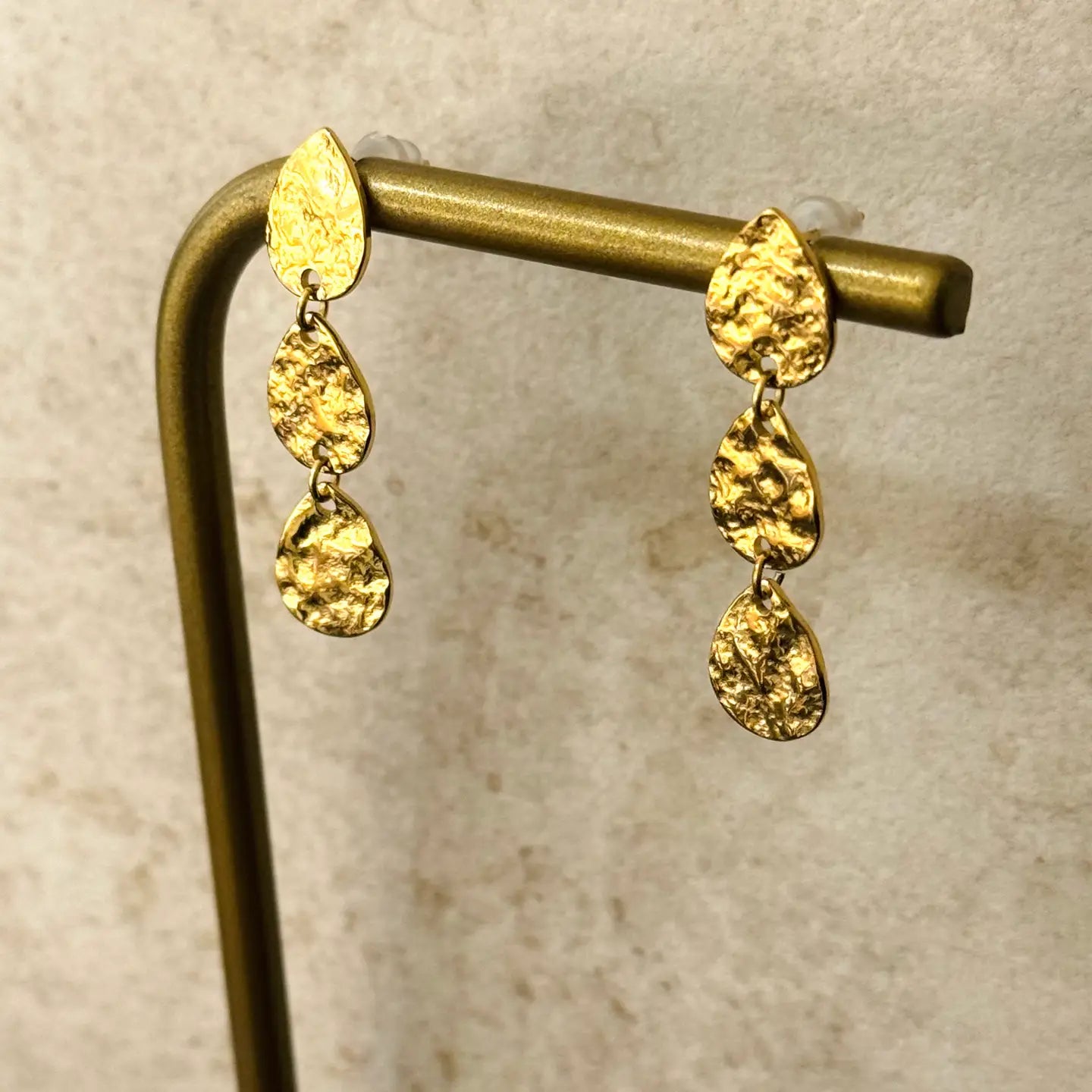 Triple Drops Oorbellen Gehamerd Goud