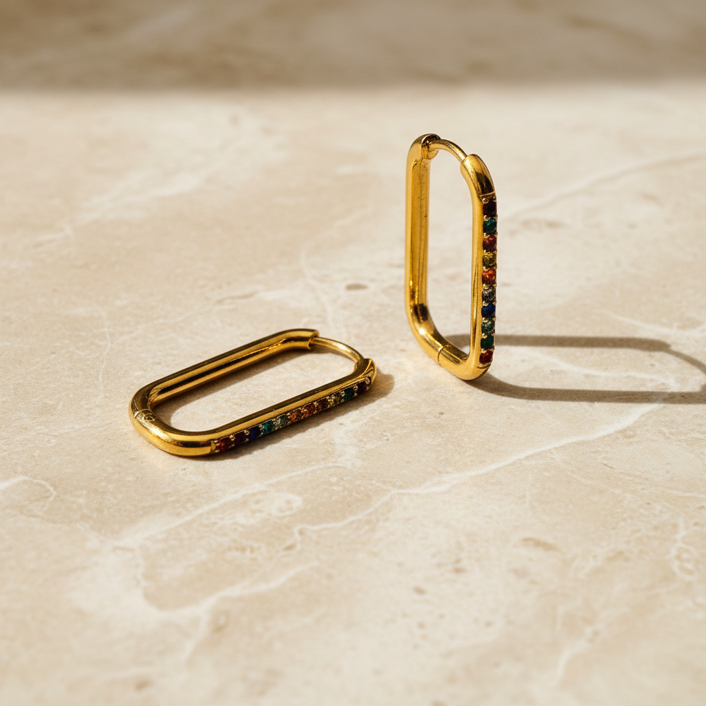 Arlo Rechthoekige Oorbellen op beige marmer