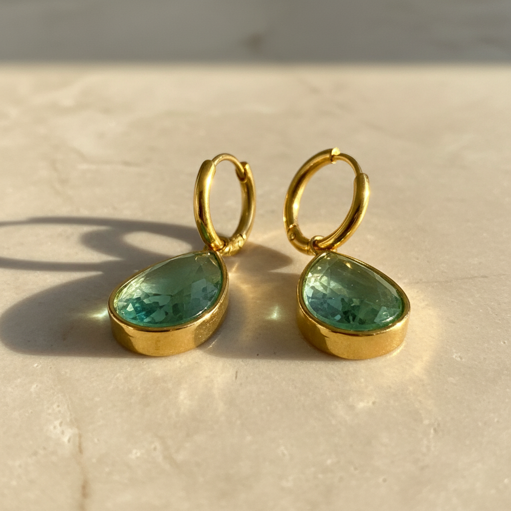 Aqua groene oorbellen met druppelvormige kristallen in goudkleurige zetting