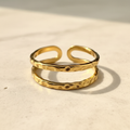 Gouden dubbele ring met gehamerde textuur en verstelbaar open design