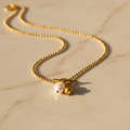 Gouden ball chain ketting met witte zoetwaterparel en toggle sluiting